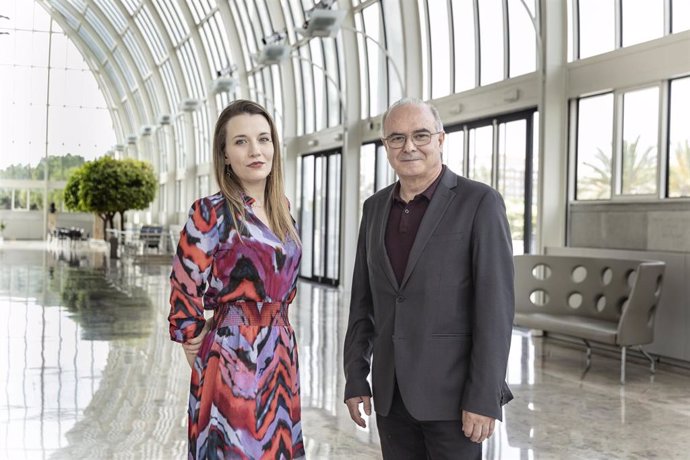 La subdirectora de Música, Nieves Pascual, (I) y el director del Palau de la Música, Vicente Llimerá, (D) en el Palau de la Música