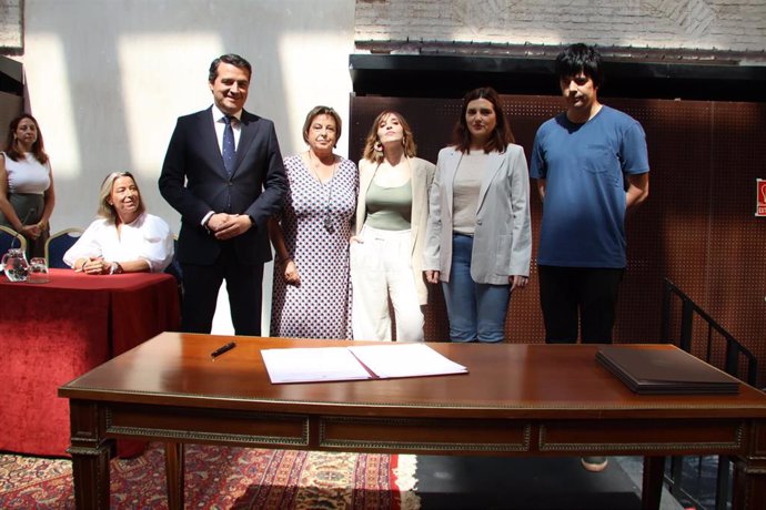 La familia de Julio Anguita, fallecido en mayo de 2020, junto al alcalde de Córdoba, José María Bellido, tras firmar el convenio de cesión al Archivo Municipal de los fondos documentales.