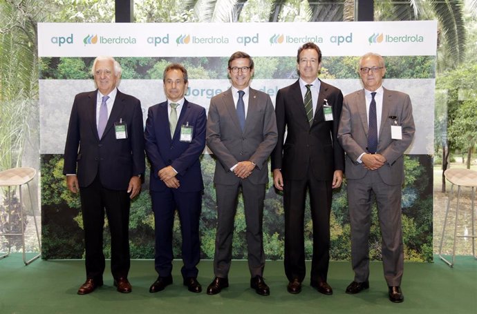 El consejero de Industria, Jorge Paradela, en el centro de la imagen, con miembros de la Asociación para el Progreso de la Dirección (APD).