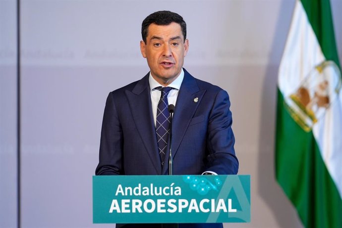 El presidente de la Junta, Juanma Moreno, tras el encuentro con representantes del clúster Andalucía Aerospace.