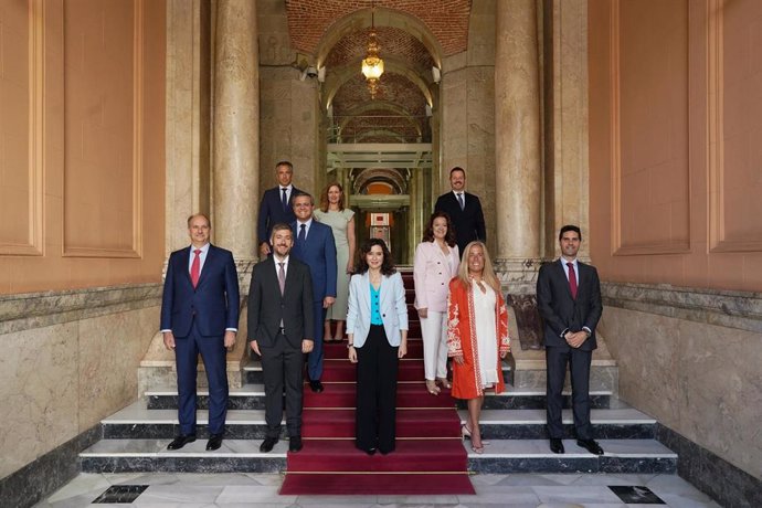 La presidenta de la Comunidad de Madrid, Isabel Díaz Ayuso, posa junto a los consejeros del Ejecutivo regional