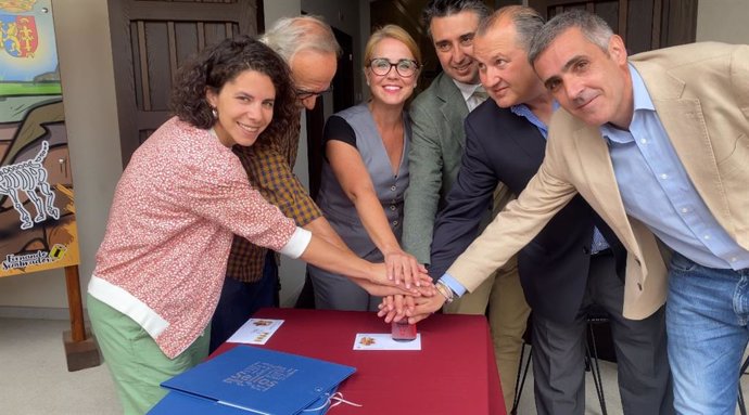 Responsables del Turuñuelo y de Correos en la presentación del sello dedicado al yacimiento.