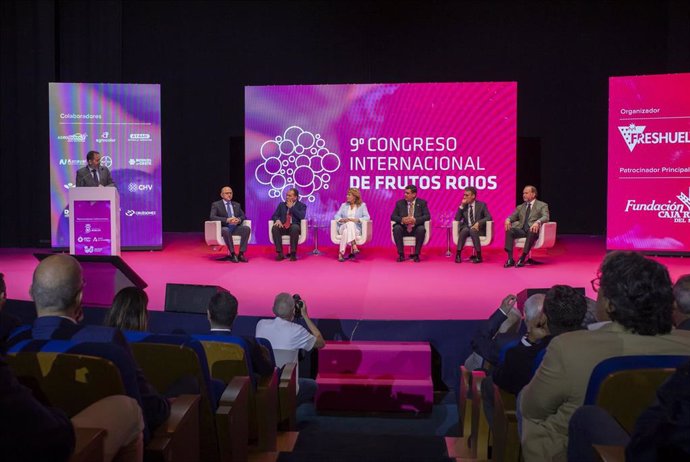 El secretario general de Recursos Agrarios y Seguridad Alimentaria, Fernando Miranda (segundo por la derecha), en la inauguración del IX Congreso Internacional de Frutos Rojos que se celebra en Huelva.