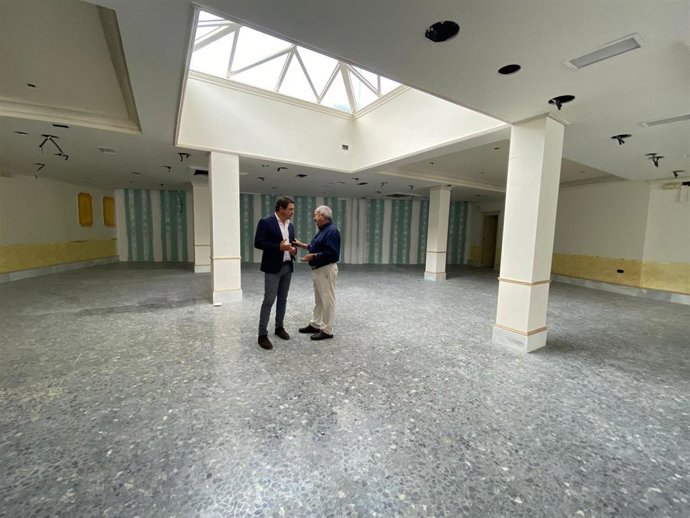 El delegado territorial de Empleo, Empresa y Trabajo Autónomo en la provincia de Cádiz, Daniel Sánchez, en el edificio que acogerá la nueva oficina del SAE en La Barca de la Florida, en Jerez de la Frontera (Cádiz)