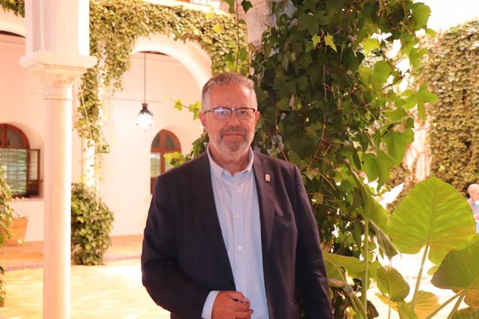 El presidente de la Asociación Española de Protocolo, Ramón Peche Vllaverde, en los cursos de verano de la UPO en Carmona