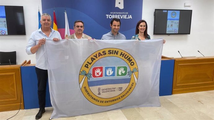 Torrevieja izará una bandera de Playas sin Humos en Cabo Cervera