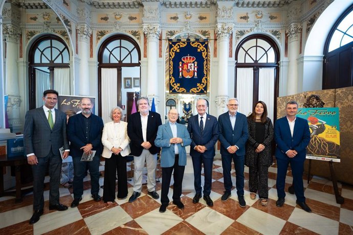 El alcalde de Málaga Francisco de la Torre; el alcalde de Torre Pacheco, Pedro Ángel Roca; la edil de Servicios Operativos, Playas y Fiestas, Teresa Porras; el presidente de la Peña Flamenca Melón de oro', Mariano Escudero, y 'Fosforito', entre otros.