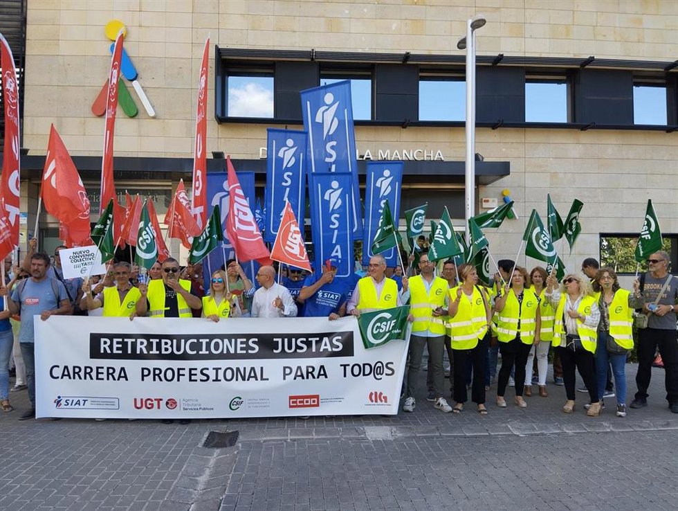Concentración frente a la sede de la Agencia Tributaria en Toledo.