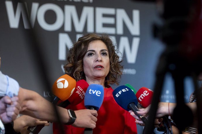 La vicepresidenta primera y ministra de Hacienda, María Jesús Montero, ofrece declaraciones a los medios a su llegada a la inauguración del Santander WomenNOW, en el Beatriz de Madrid, a 19 de junio de 2024, en Madrid (España). 