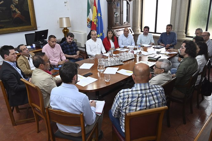Reunión del presidente de la Diputación de Cáceres con representantes de las mancomunidades de municipios