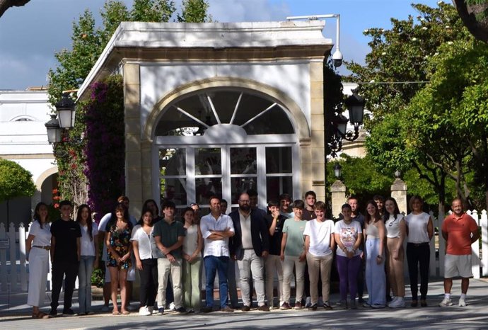 Javier Bello con alumnos del curso de restauración con el Reto Laboral Cádiz Tour.