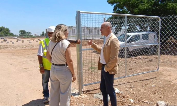 Los ediles socialistas Antonio Muñoz y Míriam Díaz visitan las obras del tramo norte de la línea 3 de Metro.