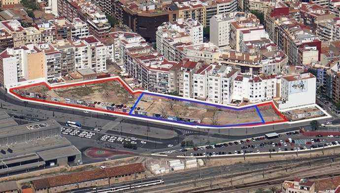 Imatge, delimitades en línia blava, de les finques a licitació de la parcel·la 3 propietat de València Parc Central enfront de l'estació Joaquín Sorolla.