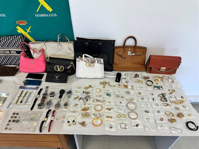 Tres detenidos y desarticulada en Ibiza una banda que robaba en viviendas de lujo.