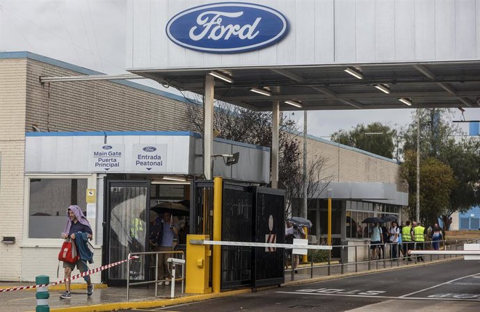Varios trabajadores en la fábrica de Ford, a 12 de junio de 2024, en Almussafes