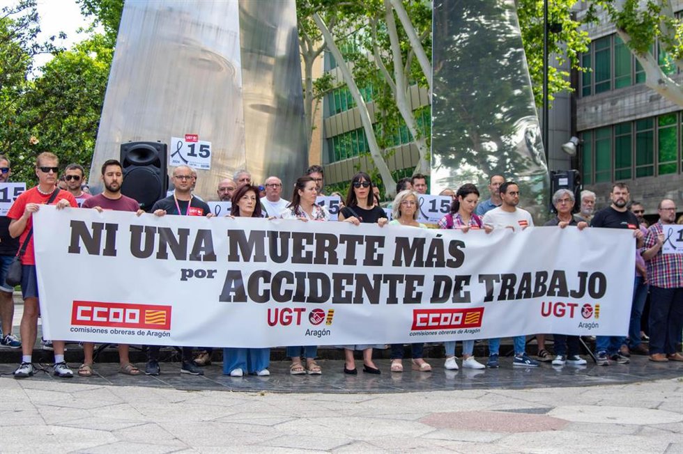 Concentración de UGT y CCOO como repulsa a la última víctima mortal en accidente laboral.