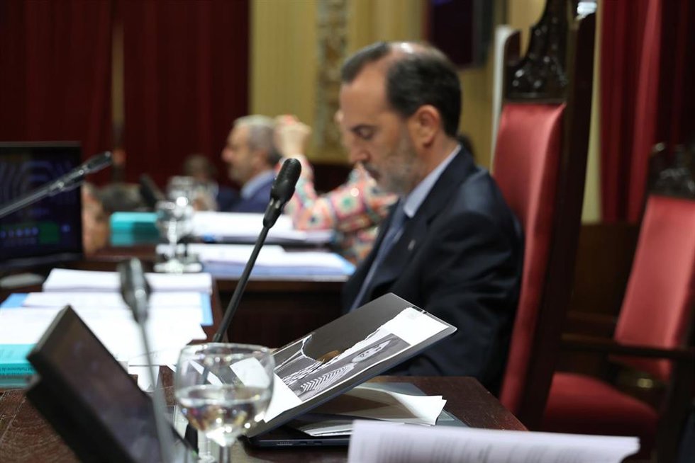 El presidente del Parlament, Gabriel Le Senne, este martes en el pleno tras el incidente con la foto de Aurora Picornell.