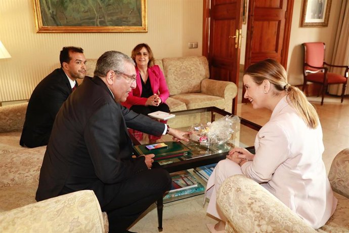 La presidenta del Govern, Marga Prohens, reunida en Consolat de Mar con el cónsul general del Reino de Marruecos en Palma, Abdellah Bidoud.