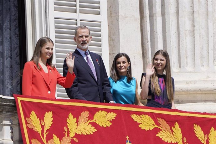 (I-D) La Princesa Leonor, el Rey Felipe, la Reina Letizia y la Infanta Sofía saludan desde balcón de la Plaza de Oriente con ocasión del X aniversario de la Proclamación de Su Majestad el Rey, en el Palacio Real, a 19 de junio de 2024, en Madrid 