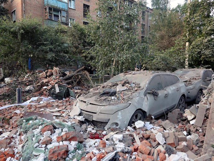 31 May 2024, Ukraine, Kharkiv: Cars crushed by the rubble are pictured outside a block of flats damaged by the overnight Russian missile attack in the Novobavarskyi district of Kharkiv, northeastern Ukraine. Five people have been killed and 25 injured aft