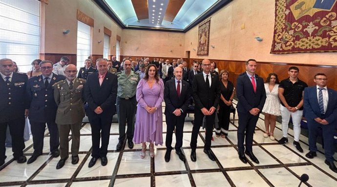 El Delegado del Gobierno en Aragón, Fernando Beltrán, flanqueado por Noelia Herrero y Jorge Juan Pastor durante el acto de toma de posesión de ambos.