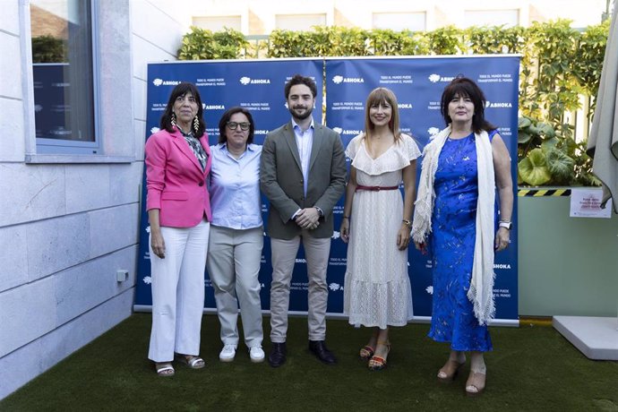 La delegada territorial de Inclusió Social e Igualdad de la Junta en Málaga, Ruth Sarabia, junto a representantes del Ayuntamiento de Málaga, de la Diputación provincial, y de Ashoka y de Google España.