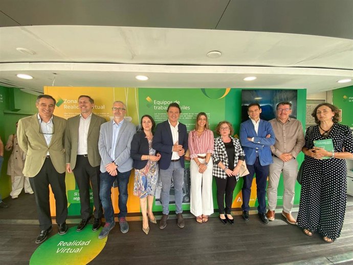 El delegado territorial de Empleo, Empresa y Trabajo Autónomo en Cádiz, Daniel Sánchez Román, en el inicio en Jerez de la ruta que la Unidad Móvil de Información de Prevención de Riegos Laborales hará en la provincia de Cádiz.