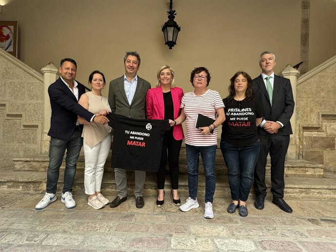 Els consellers Vicente Barrera i Elisa Núñez reben al teu Abandó Em Pot Matar