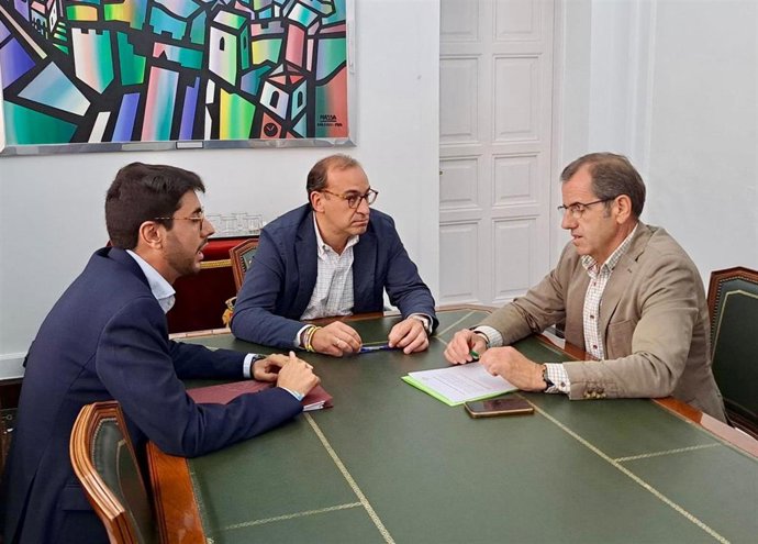 El alcalde de Cáceres, Rafael Mateos, y el concejal de Economía, Ángel Orgaz, cierran un acuerdo con el portavoz de Vox, Eduardo Gutiérrez para aprobar las inversiones del remanente de 2023