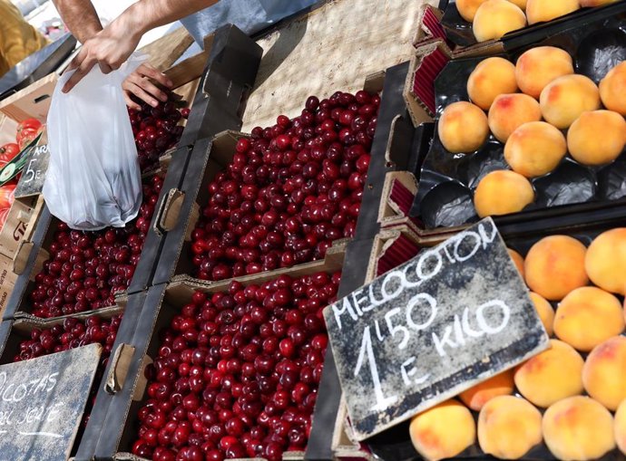 Cajas de piezas de frutas en un mercado de la Comunidad de Madrid, a 12 de junio de 2024, en Madrid (España). 