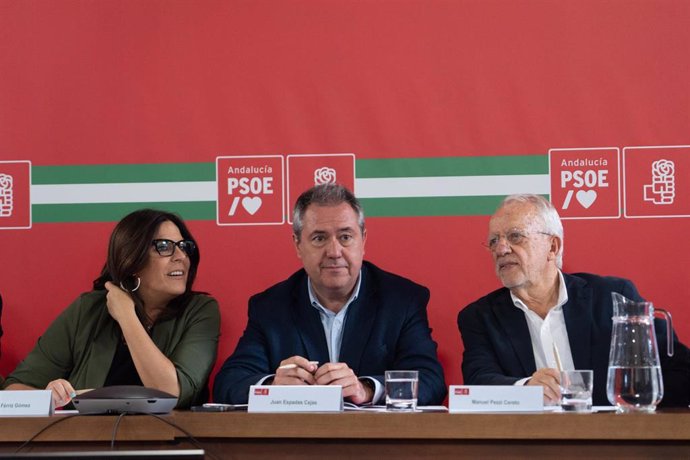 Archivo - El secretario general del PSOE de Andalucía, Juan Espadas (c) junto a la portavoz parlamentaria del PSOE-A, Ángeles Ferrez, (i) y el presidente del PSOE Andaluz, Manuel Pezzi (d), en una foto de archivo.