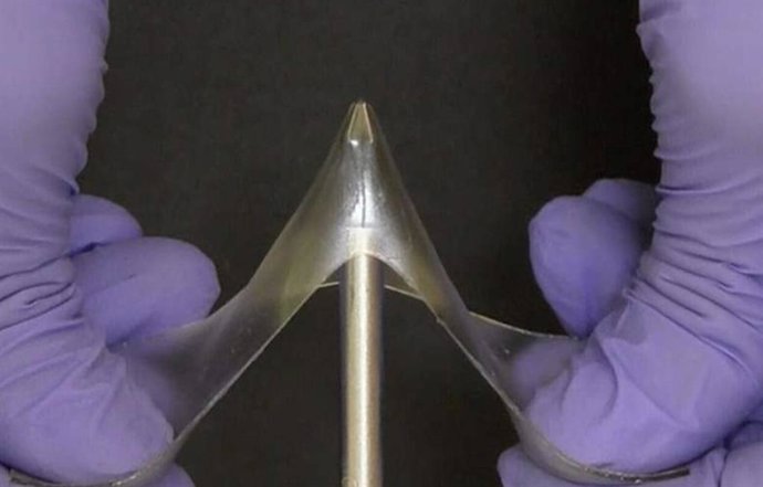 Los investigadores han creado una nueva clase de materiales llamados “geles vítreos” que son tan duros como los polímeros vítreos, pero, si se aplica suficiente fuerza, pueden estirarse hasta cinco veces su longitud original, en lugar de romperse.