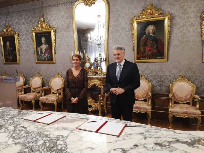 La presidenta del Gobierno de Navarra, María Chivite, y el presidente de Microsoft Ibérica, Alberto Granados, durante la firma del protocolo.