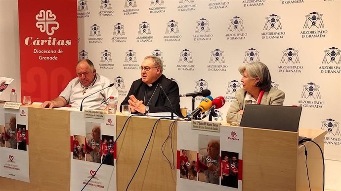 El arzobispo de Granada y presidente de Cáritas Diocesana en la archidiócesis, José María Gil Tamayo, participa, con el delegado episcopal de esta organización, Alfonso Marín, y su directora, Luisa María Maeso, en la presentación de la memoria anual.