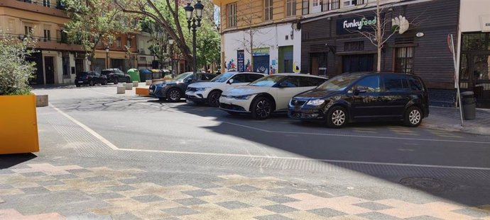 Archivo - Imagen de coches aparcados en la supermanzana de La Petxina, en València.