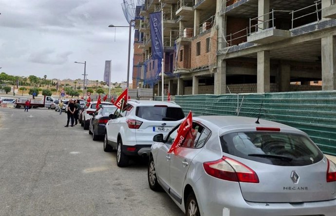 Visita de CCOO a obras de Sevilla para alertar sobre los peligros del golpe de calor.