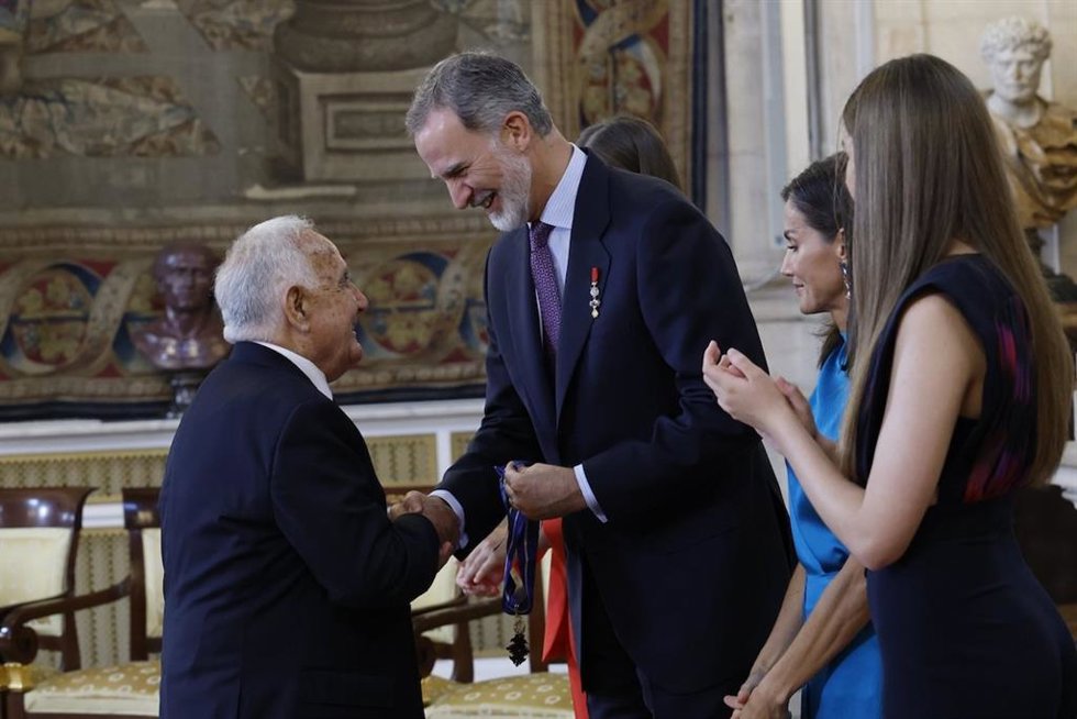 Fernando Reinares, voluntario de Cruz Roja, recibe la medalla de la Orden del Mérito Civil de manos del Rey