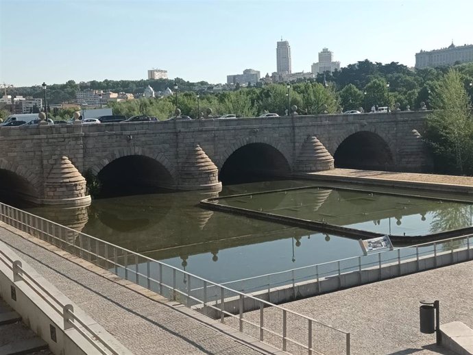 Puente Oblicuo de Madrid Río, junto al puente de Segovia en Madrid