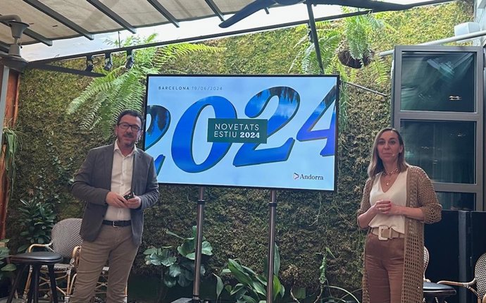 El director general de Andorra Turisme, Betim Budzaku, y la la directora de Márketing, Noemí Pedra, presentan las novedades de la temporada de verano.