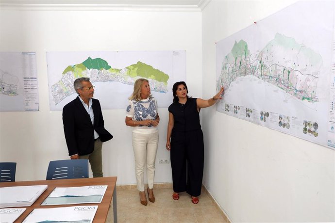 La alcaldesa de Marbella, Ángeles Muñoz, visita la oficina de exposición pública del Plan General de Ordenación Municipal (PGOM)