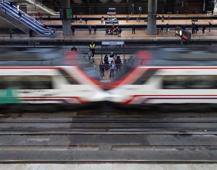Archivo - Decenas de personas esperando al tren durante la huelga de Renfe y Adif, en la estación de Puerta de Atocha-Almudena Grandes,, a 9 de febrero de 2024, en Madrid (España). 