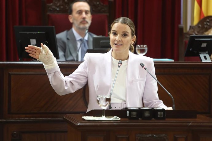 Archivo - La presidenta del Govern, Marga Prohens, interviene en el debate de su investidura, con Gabriel Le Senne presidiendo la Cámara.