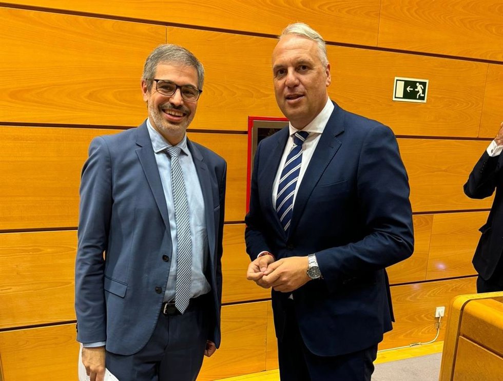 El alcalde de San Roque, Juan Carlos Ruiz Boix, con el secretario de Estado para la UE.