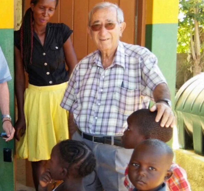 El sacerdote Vicente Berenguer, condecorado por Felipe VI con la Orden del Mérito Civil