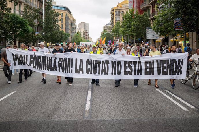 Más de 300 personas se concentran en contra del 'road show' de F1 en la calle Aragó de Barcelona