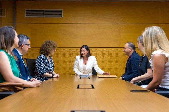 La alcaldesa de San Fernando (Cádiz), Patricia Cavada, y la concejala de Cultura, Pepa Pacheco, en una reunión con la comunidad educativa y padres del Conservatorio de Música.
