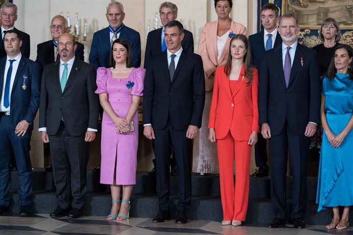 El presidente del Senado, Pedro Rollán (2i), el presidente del Gobierno, Pedro Sánchez (c), la Princesa Leonor (3d), el Rey Felipe (2d) y la Reina Letizia (d) en el acto de imposición de Órdenes del Mérito Civil, entre ellas a Elisabet Suárez Vargas (3i)