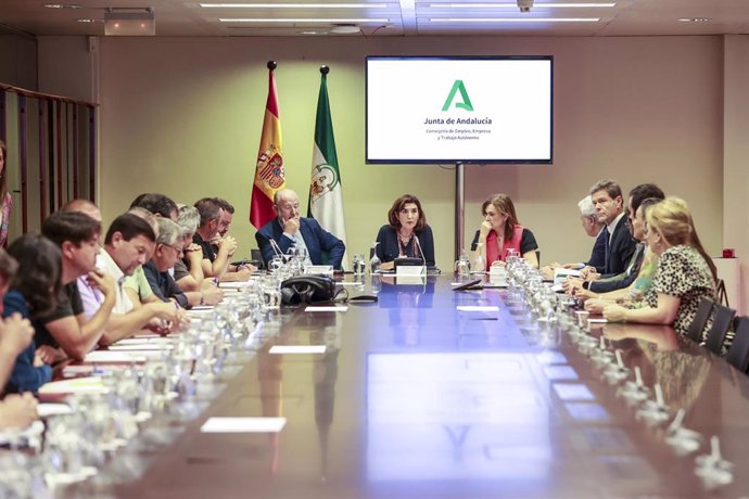 La consejera de Empleo, Rocío Blanco, durante la reunión con directivos de Acerinox Europa y representantes del comité de empresa.