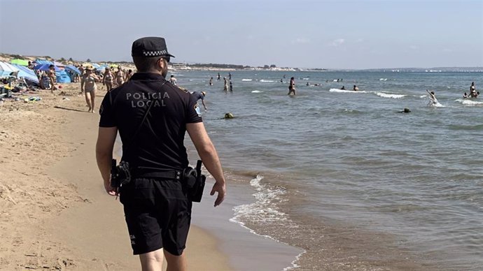 Archivo - Imagen de un agente de la Policía Local de Elche en la playa.