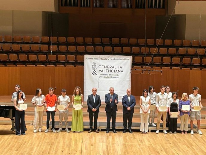 Educació ret homenatge a 357 estudiants d'ESO i 16 de Batxillerat de la província de València per la seua brillant trajectòria acadèmica